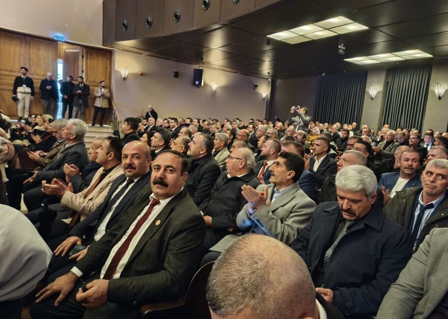 Hakkari Muhtarları, Hatay’da Düzenlenen Güvenlik ve Huzur Panelinde Yer Aldı Hakkari Muhtarlar Derneği yönetimi ve Hakkari’de görev yapan muhtarlar, İçişleri