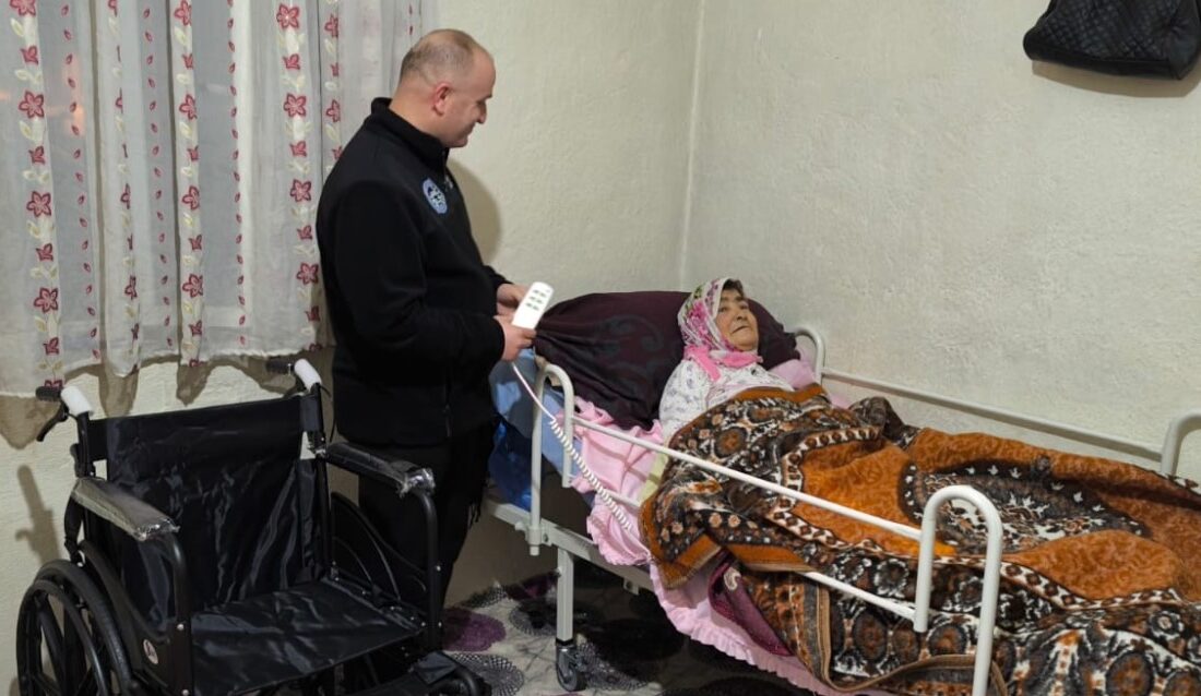 Yüksekova'da sobasız bir odada yaşam mücadelesi verdiği belirtilen yatalak hasta