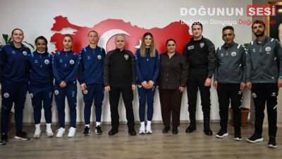 Hakkarigücü Kadın Futbol Takımı Başkanı Kıymet Beyter ve takım sporcuları,