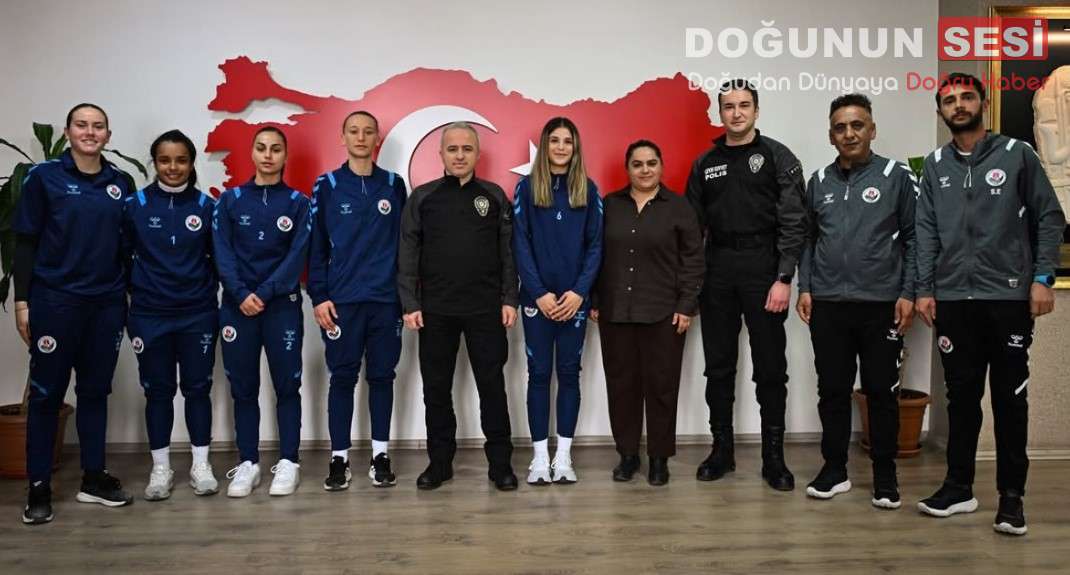 Hakkarigücü Kadın Futbol Takımı Başkanı Kıymet Beyter ve takım sporcuları,