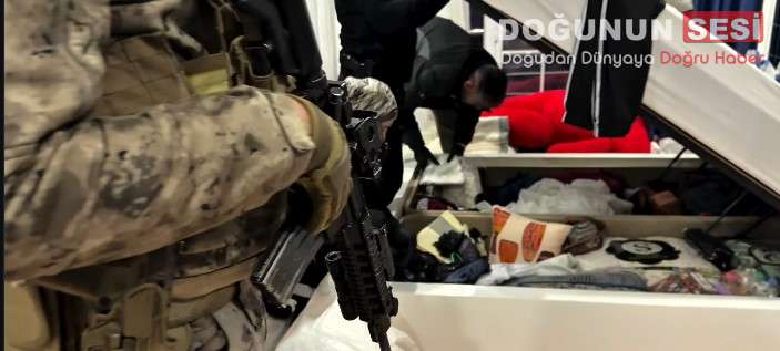 Hakkari’de Uyuşturucu Ağı Havalimanında Çökertildi Hakkari Selahattin Eyyubi Havalimanı üzerinden başka illere uyuşturucu sevkiyatı yapıldığına