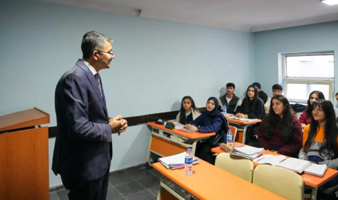 Hakkari’de 3 Bin 154 Öğrencinin YKS Başvuru Ücreti Belediye Tarafından Karşılandı Hakkari’de üniversite hayali kuran öğrenciler için önemli bir destek sağlandı.