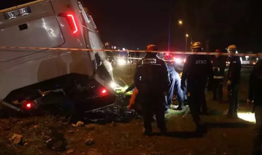 Antalya’nın Döşemealtı ilçesinde infaz koruma memurlarını taşıyan servis midibüsü şarampole