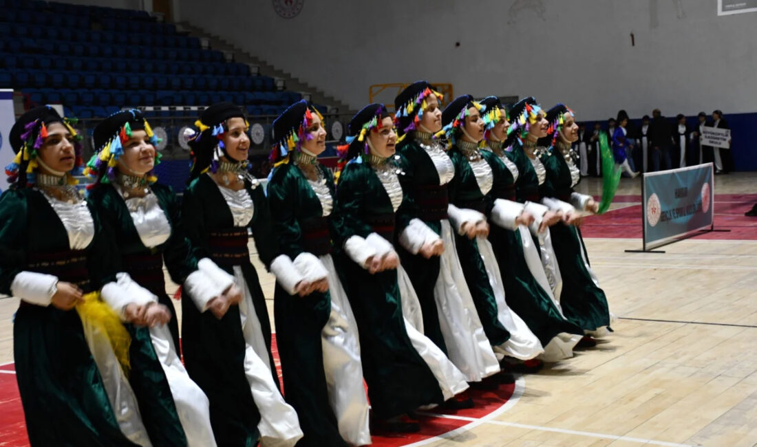 Hakkari’de düzenlenen Okullar ve Kulüpler Arası Halk Oyunları Yarışması, büyük