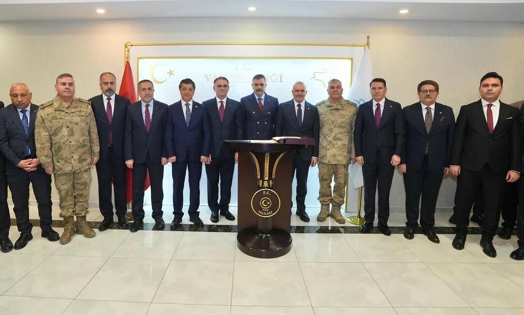 Bayramın İlk Gününde Van’da Kritik Zirve! Güvenlik ve Huzur Masaya Yatırıldı Ramazan Bayramı’nın birinci gününde Van’da önemli bir ziyaret gerçekleşti. İçişleri