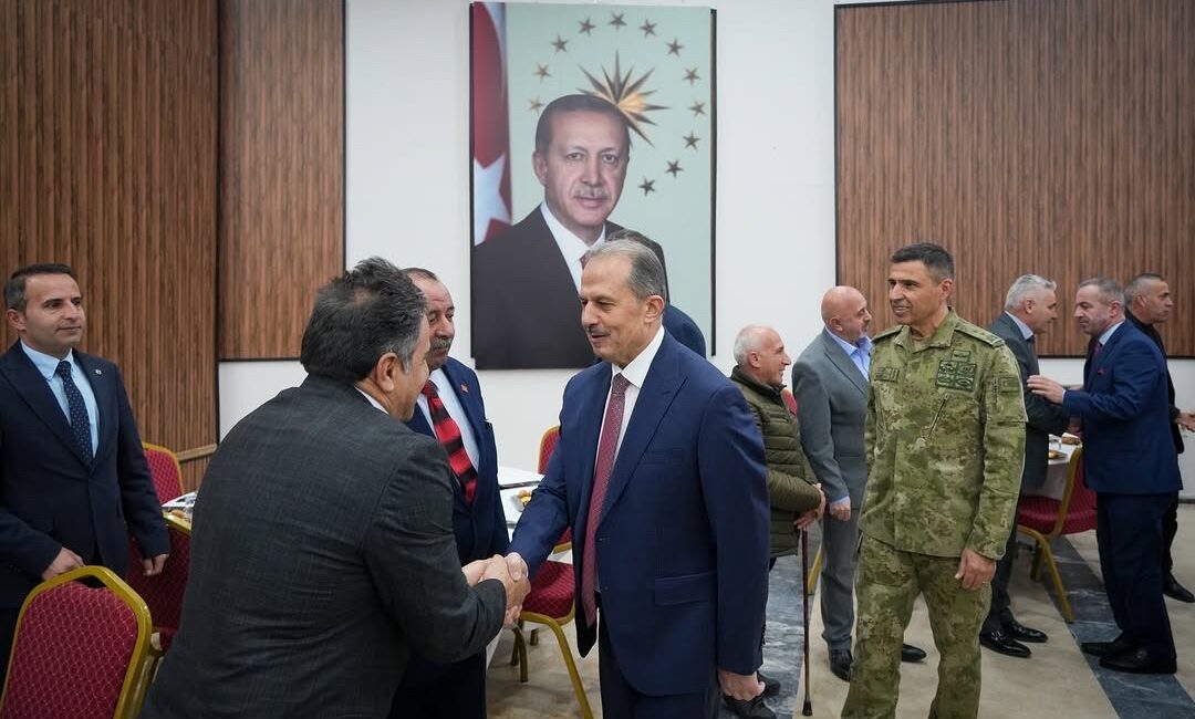 Hakkari’de Bayramda Güçlü Mesaj: Protokol ve Halk Tek Yürek Oldu Hakkari’de Ramazan Bayramı dolayısıyla düzenlenen bayramlaşma programı, yoğun katılımla gerçekleştirildi.