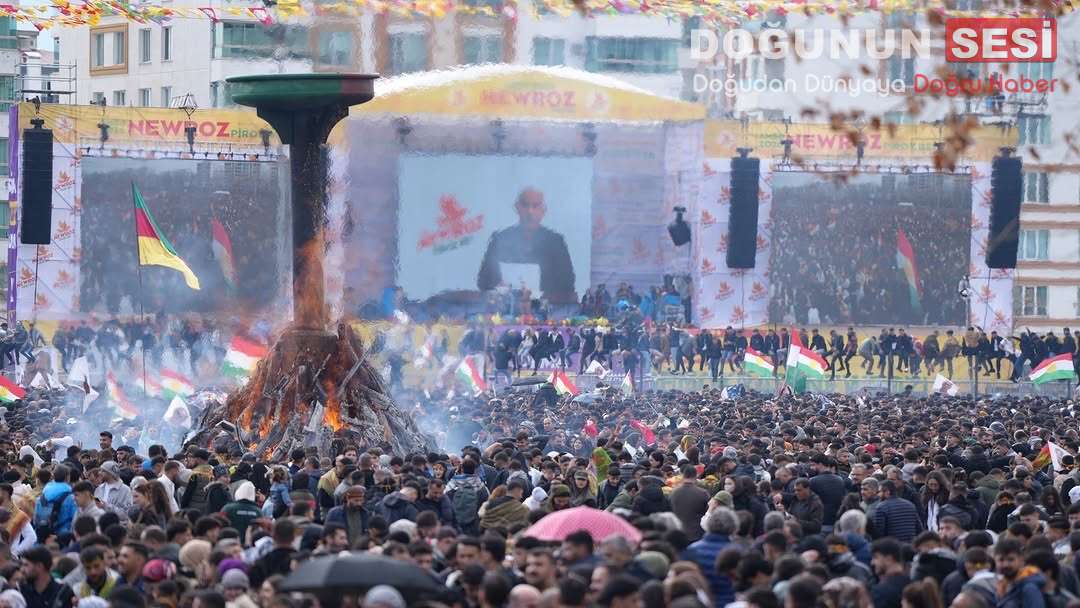 Diyarbakır’da Newroz Coşkusu: Binler Alanlara Akın Etti Baharın ve yeniden doğuşun simgesi olan Newroz, Diyarbakır’da binlerce kişinin