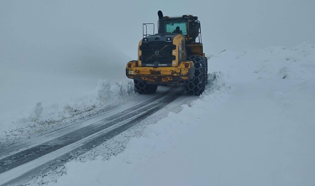 Hakkari’de 13 Köy 32 Mezra Yolu Ulaşıma Kapandı Hakkari’de etkisini sürdüren yoğun kar yağışı, günlük yaşamı olumsuz etkiledi.