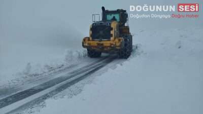 Hakkari’de etkisini sürdüren yoğun kar yağışı, günlük yaşamı olumsuz etkiledi.