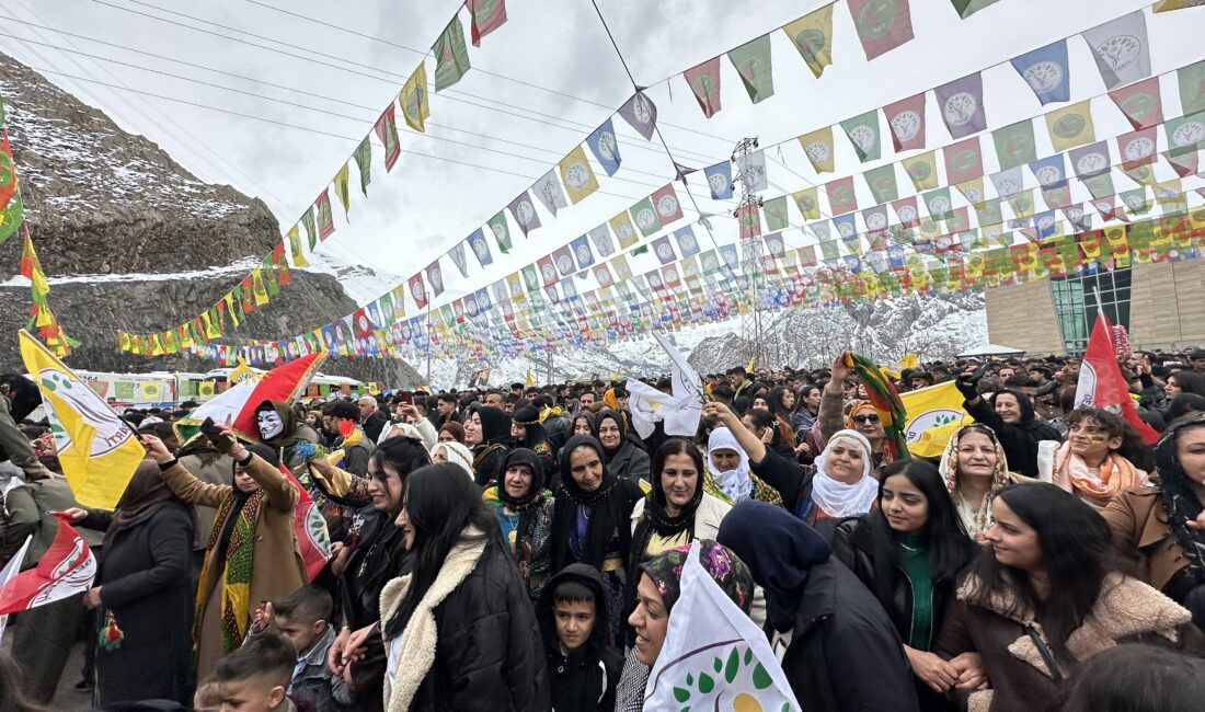 Hakkari’de “Özgürlük ve Demokrasi Newrozu” şiarıyla Tekser Otogar Alanı’nda düzenlenen