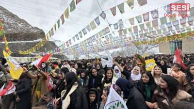 Hakkari’de “Özgürlük ve Demokrasi Newrozu” şiarıyla Tekser Otogar Alanı’nda düzenlenen