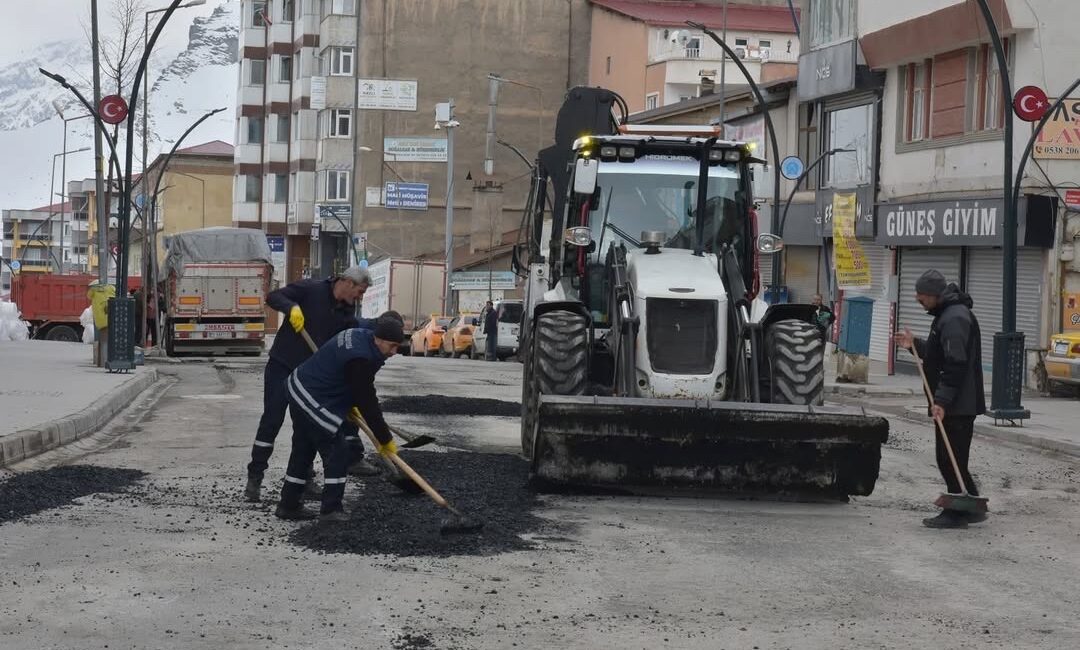 Kışın Yıprattığı Yollar Yenileniyor: Hakkari’de Asfalt Çalışmaları Başladı Hakkari’de çetin geçen kış mevsiminin ardından çarşı merkezi ile cadde