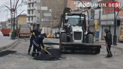 Hakkari’de çetin geçen kış mevsiminin ardından çarşı merkezi ile cadde