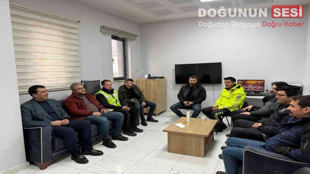 “Şemdinli Belediye Başkanı kavga ihbarı yaptı… Gerçek bambaşka” Şemdinli Belediye Başkanı Fahri Şakar, Polis Haftası kapsamında yaptığı sürprizle