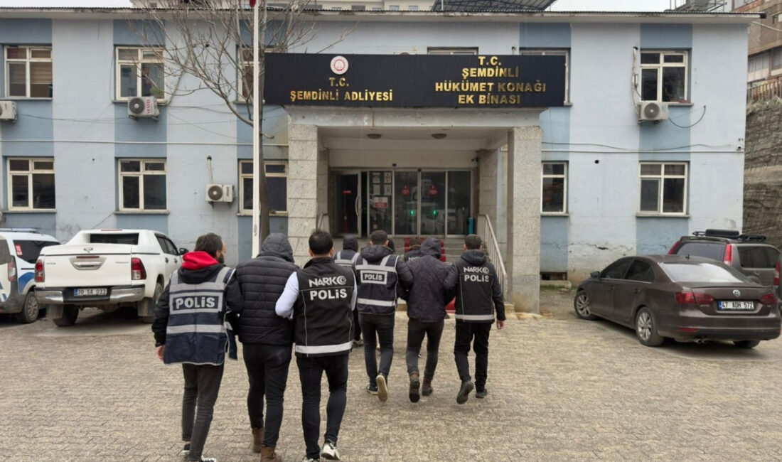 Hudut Kapısında Operasyon: 12 Şahıs Yakalandı! Hakkari’de güvenlik güçlerinin yürüttüğü çalışmalar kapsamında, aranan şahıslara yönelik önemli