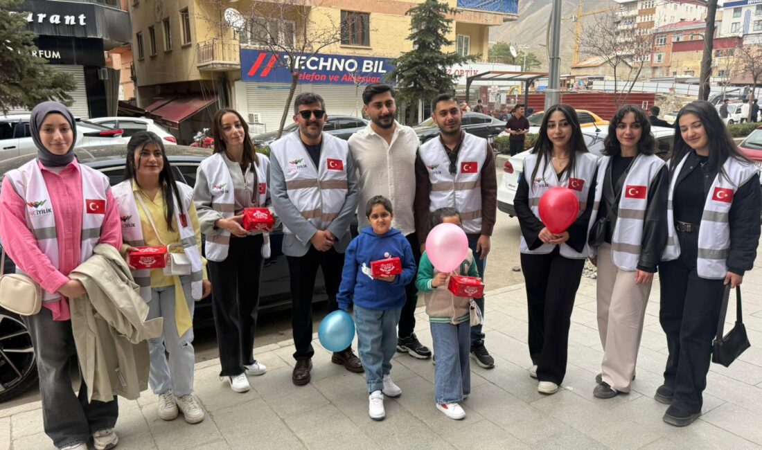 Genç İyilik Topluluğu Çocukların Yüzünü Güldürdü Hakkari’de yolların kapalı olması nedeniyle 23 Nisan’da etkinlik düzenleyemeyen Genç