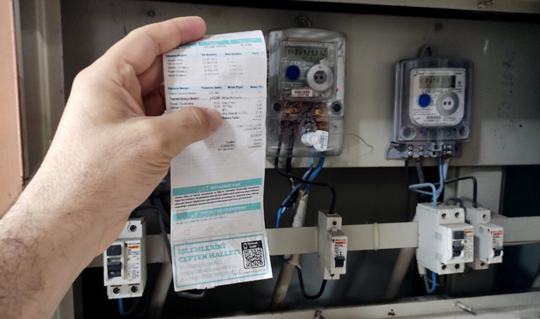 Elektrikte Zirve Saati Açıklandı: Türkiye’de Tüketim Akşam 20.00’de Patlıyor! Türkiye’de günlük elektrik tüketimine ilişkin veriler, kullanımın en yoğun olduğu