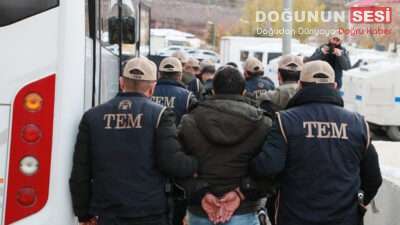 Hakkari merkezde dün gece saatlerinde bazı evlere yönelik baskınlar düzenlendi.