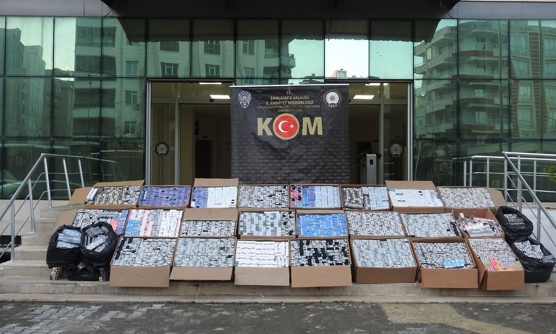 Şanlıurfa’da 2,5 Milyonluk Kaçak Sigara Operasyonu! 30 Bin Paket Ele Geçirildi Şanlıurfa İl Emniyet Müdürlüğü Kaçakçılık ve Organize Suçlarla Mücadele (KOM)