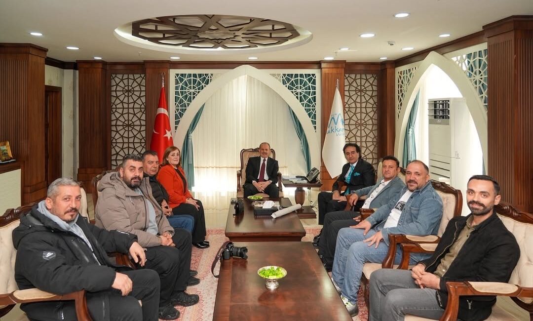 Gazetecilerden Vali Taşyapan’a Ziyaret: Hakkari’de Medya ve Kamu Diyaloğu Güçleniyor Hakkari Gazeteciler Derneği, Hakkari Valisi İbrahim Taşyapan’ı makamında ziyaret etti.