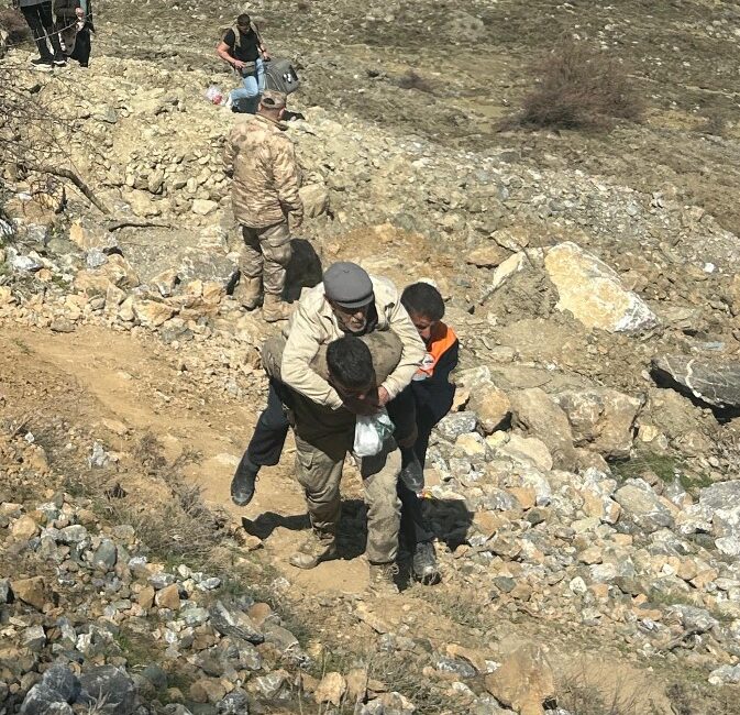 Günlerdir kapalı kalan Hakkari–Van karayolunda zor anlar yaşayan vatandaşların yardımına