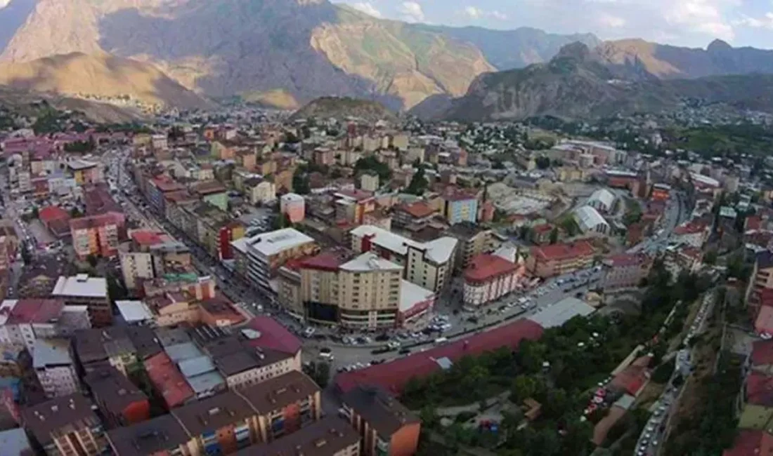 Şemdinli’de Gündem Olan İddialar Yalan mı? Aileden Çok Sert Açıklama Hakkari’nin Şemdinli ilçesinde gündeme gelen istismar iddialarına ilişkin aile konuştu.