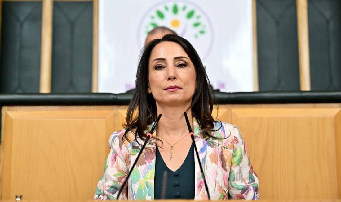 Hakkari Günlerdir Ulaşıma Kapalı: Hatimoğulları’ndan Sert Tepki DEM Parti Eş Genel Başkanı Tülay Hatimoğulları, partisinin grup toplantısında