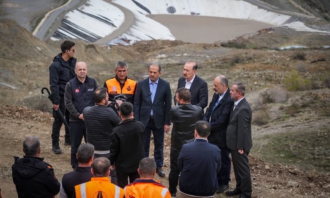 Heyelan nedeniyle ulaşıma kapanan Hakkâri-Van Karayolu için çalışmalar aralıksız sürerken,