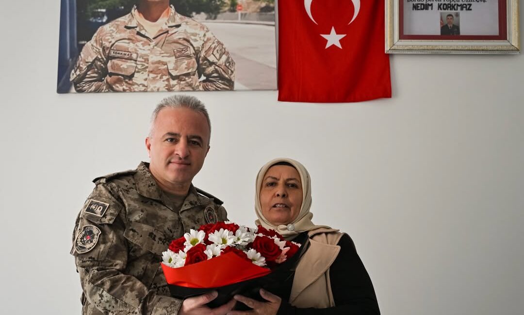 Hakkari İl Emniyet Müdürü Attila Ayata, Anneler Günü dolayısıyla Pençe-Kilit