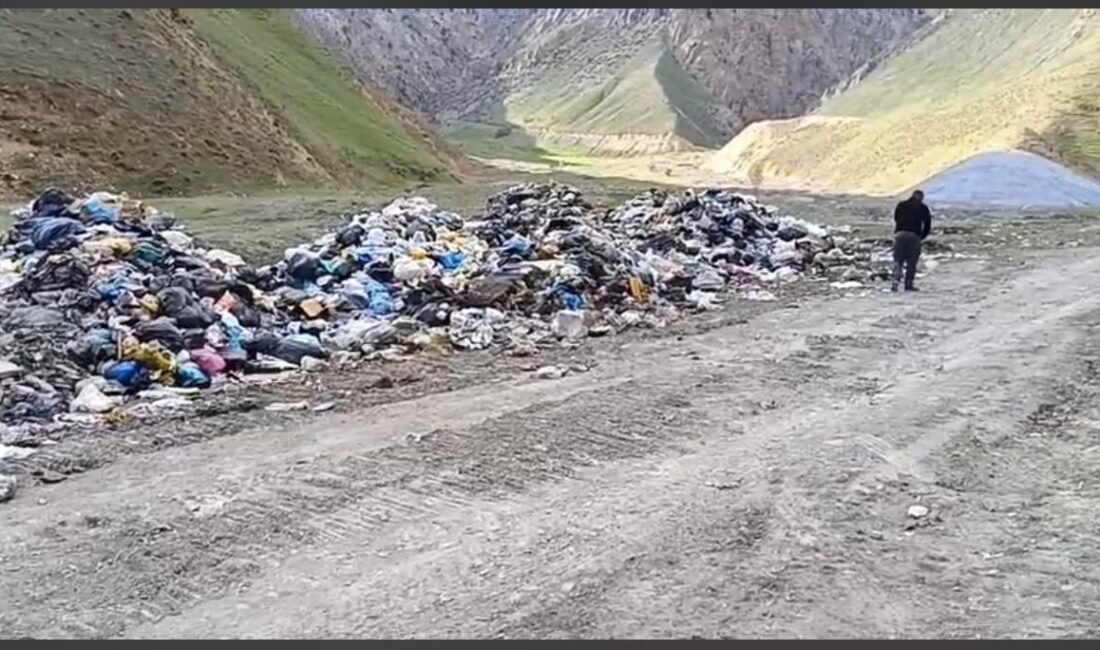 Hakkari’de Çevre İsyanı: Demirli (Rezan) Bölgesi Çöplüğe Döndü, Halk Nöbette Hakkari merkeze bağlı Demirli (Rezan) bölgesinde yaşanan çevre felaketi, vatandaşları