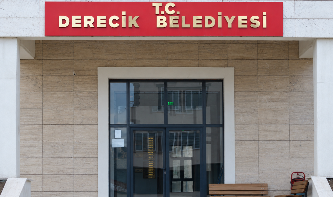 Derecik Belediyesin’den İddialara Yanıt: “Görevlendirme Yasal Çerçevede Yapıldı” Derecik Belediye Başkanı Rahim Can, kamuoyunda yer alan bazı iddia