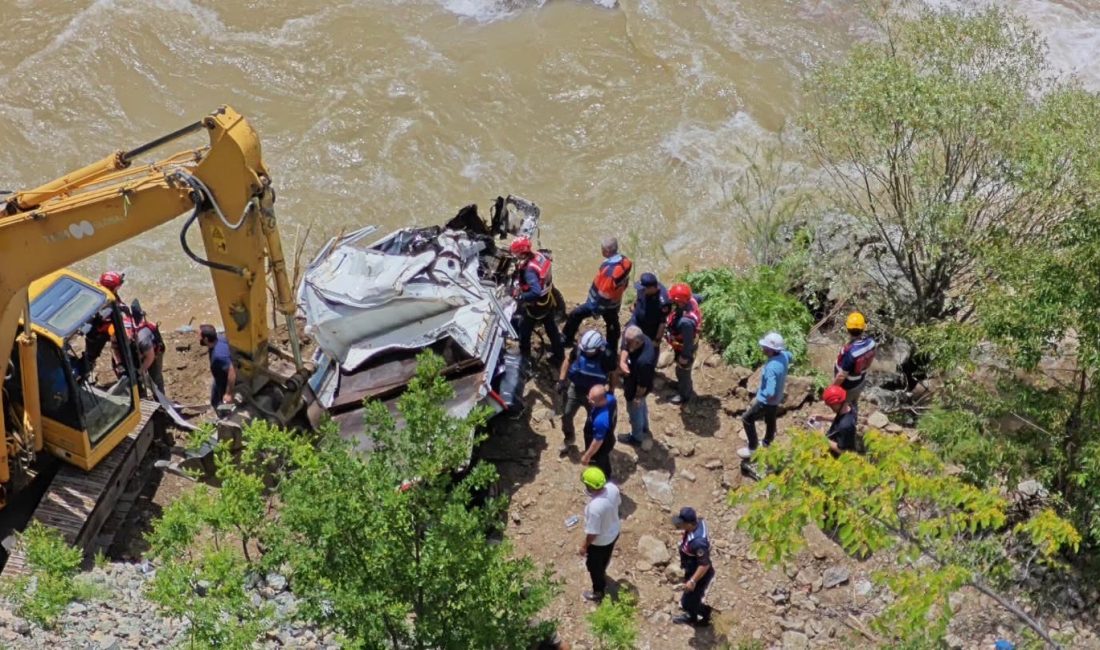 Artvin’in Şavşat ilçesinde meydana gelen trafik kazasında dereye uçan kamyonette