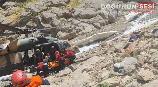 Helel Vadisin’de Zorlu Kurtarma Operasyonu: Yaralı Vatandaş Helikopterle Tahliye Edildi Hakkâri–Van karayolu üzerindeki Helel Vadisin’de pancar toplamak amacıyla araziye çıkan