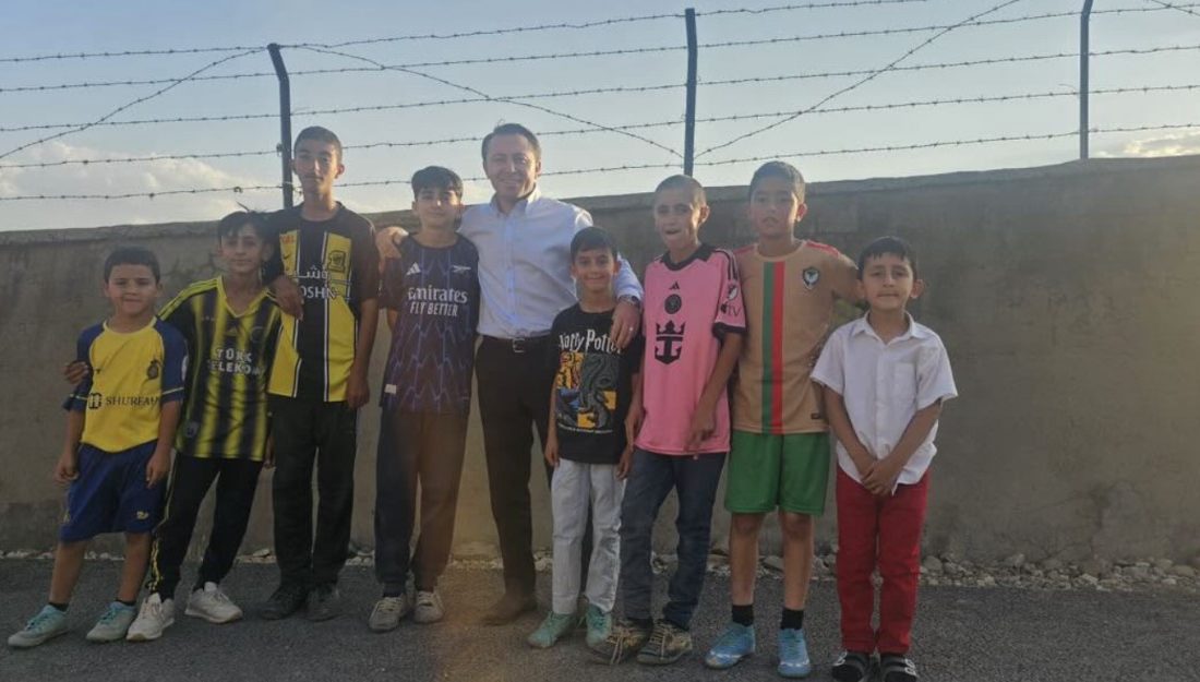 Hakkâri'nin Yüksekova ilçesinde Kaymakam Volkan Hülür, yol ortasında futbol oynayan