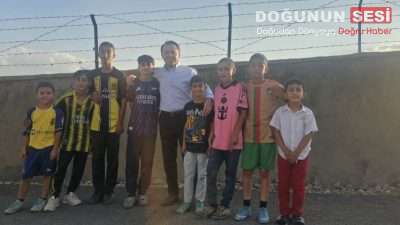 Hakkâri'nin Yüksekova ilçesinde Kaymakam Volkan Hülür, yol ortasında futbol oynayan