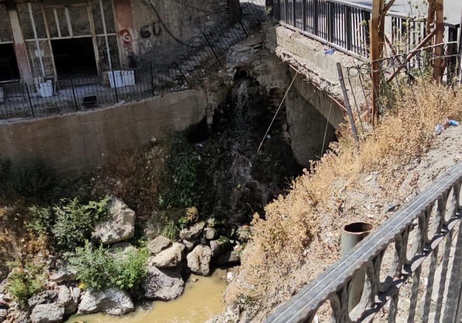 Katramas’ta Çevre Alarmı: Kanalizasyon Suyu Dereye Akıyor, Kötü Koku Mahalleliyi Bezdirdi! Katramas köprüsü altında kanalizasyon suyunun doğrudan dereye akması, çevre