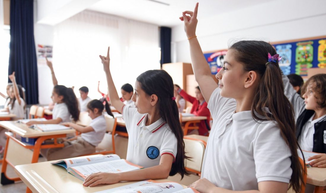 Hakkari’de Öğretmen Açığı Büyüyor: “En Ağır Bedeli Dar Gelirli Ailelerin Çocukları Ödüyor” Hakkari’de öğretmen eksikliğine dikkat çeken Türk Eğitim-Sen Hakkari Şube Başkanı