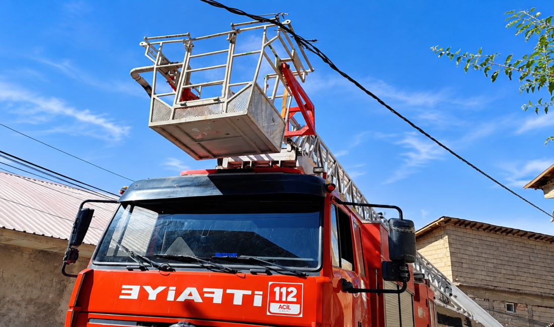 Hakkâri Merkez Keklikpınar Mahallesin’de itfaiye aracının elektrik tellerine temas ederek