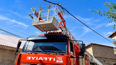 Hakkâri Merkez Keklikpınar Mahallesin’de itfaiye aracının elektrik tellerine temas ederek