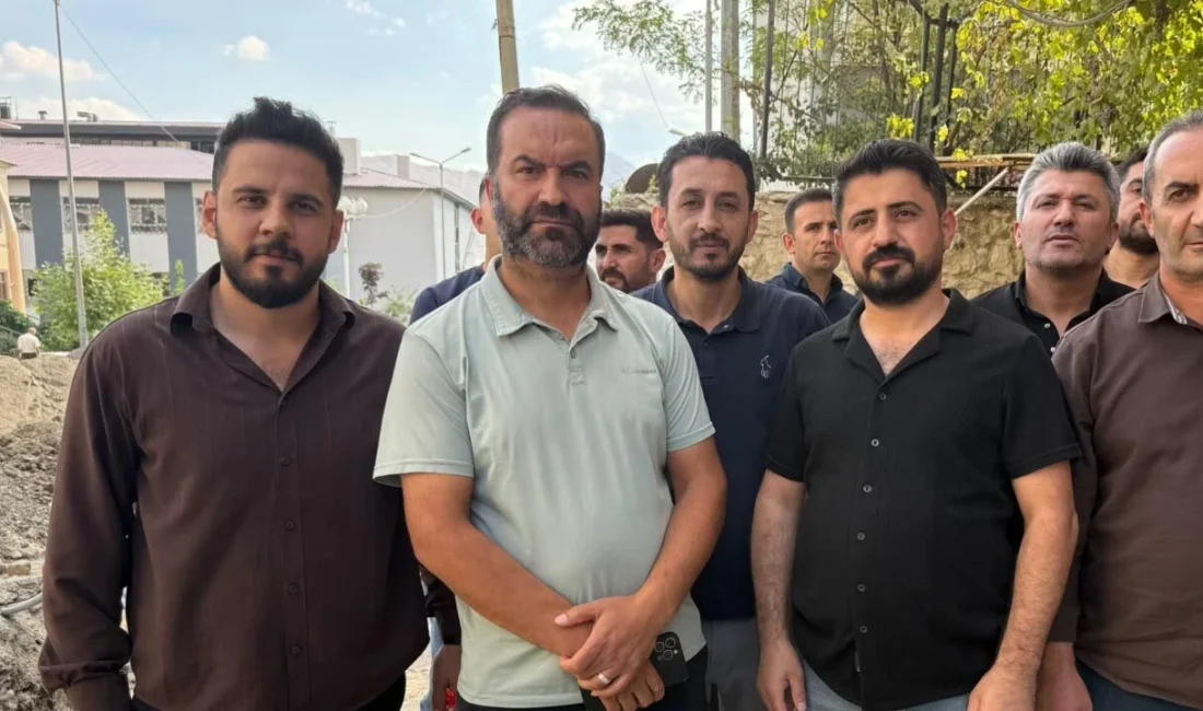 Hakkâri’de 25 Gündür Bitmeyen Yol Çalışması Esnafı İsyan Ettirdi: “Zararımızı Kim Karşılayacak?” Hakkâri kent merkezindeki Altay Caddesin’de yaklaşık 25 gündür devam eden