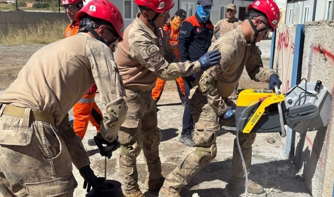 Hakkâri’de JAK Timleri Enkazda Zamana Karşı Yarışa Hazırlanıyor Hakkâri’de olası afetlere karşı hazırlık çalışmaları kapsamında Jandarma Arama Kurtarma