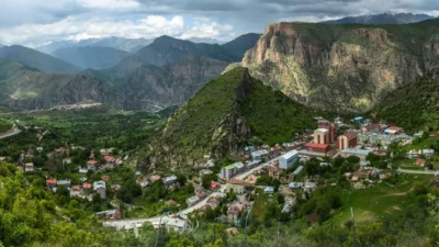Hakkâri’nin Çukurca ilçesine bağlı Güzeldere (Mınyanış) ile Çimenli (Mergan) köyleri
