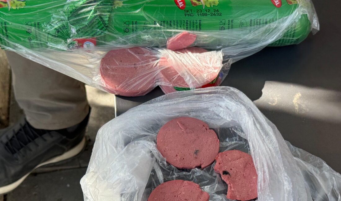 Hakkari’de bir vatandaşın A101 marketten satın aldığı Vanet marka salamın