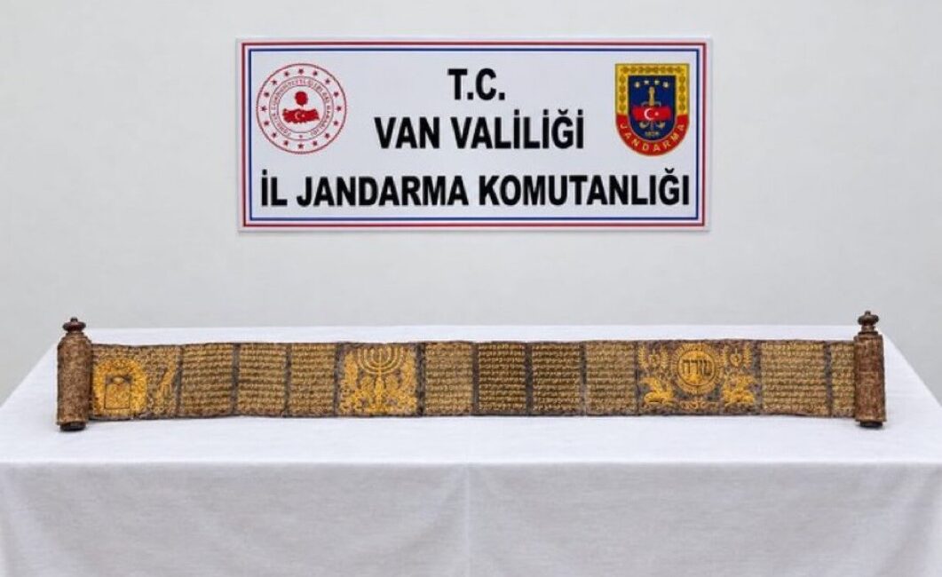 Van’da düzenlenen operasyonda, Tevrat olduğu değerlendirilen ve üzerinde İbranice yazılar
