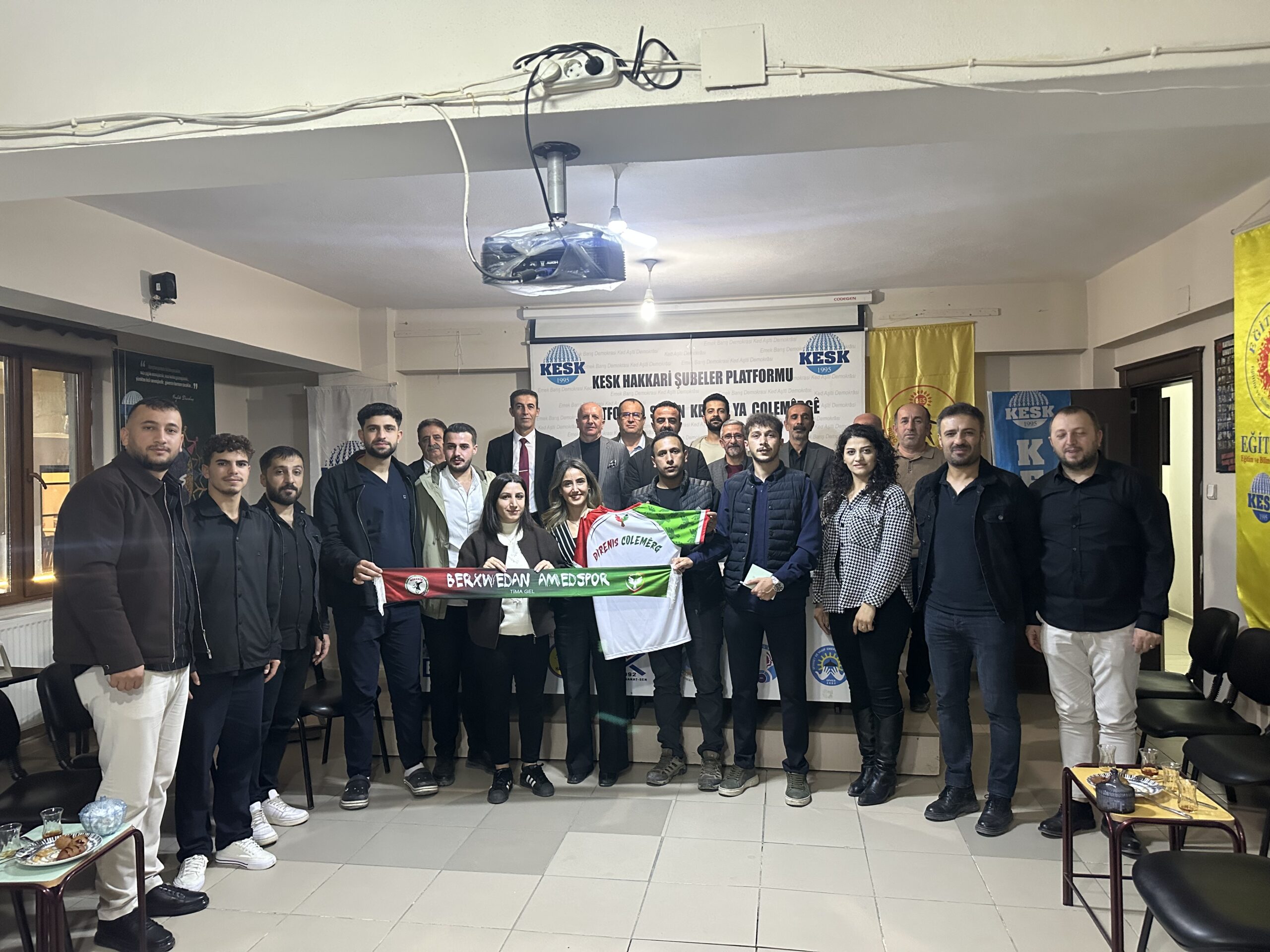 Amedspor taraftar gruplarından Direniş Colemerg, KESK Hakkâri Şubesi’ni ziyaret ederek