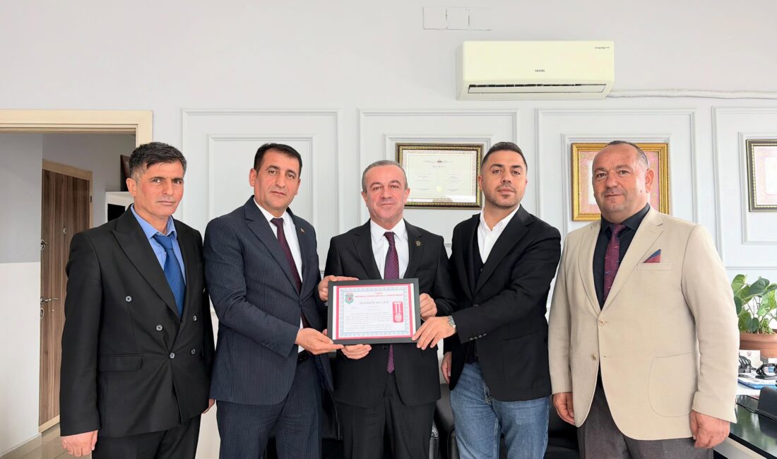 AK Parti Hakkâri İl Başkanı Zeydin Kaya, şehit aileleri ve