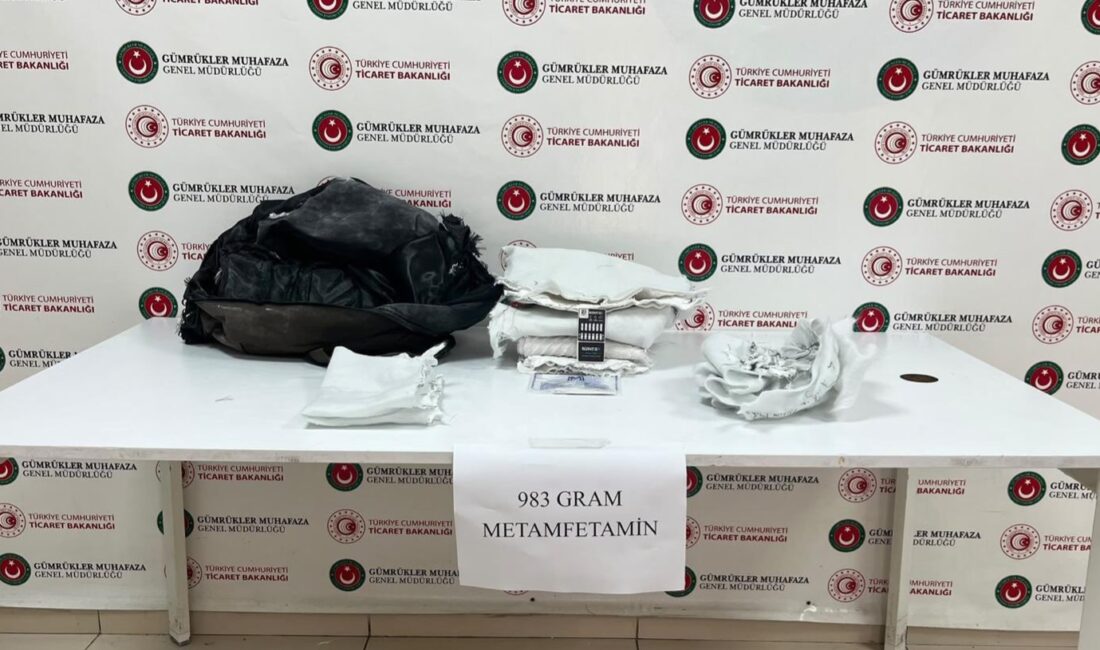 Hakkâri’nin Yüksekova ilçesindeki Esendere Gümrük Kapısı’nda düzenlenen kontrollerde, valiz astarına