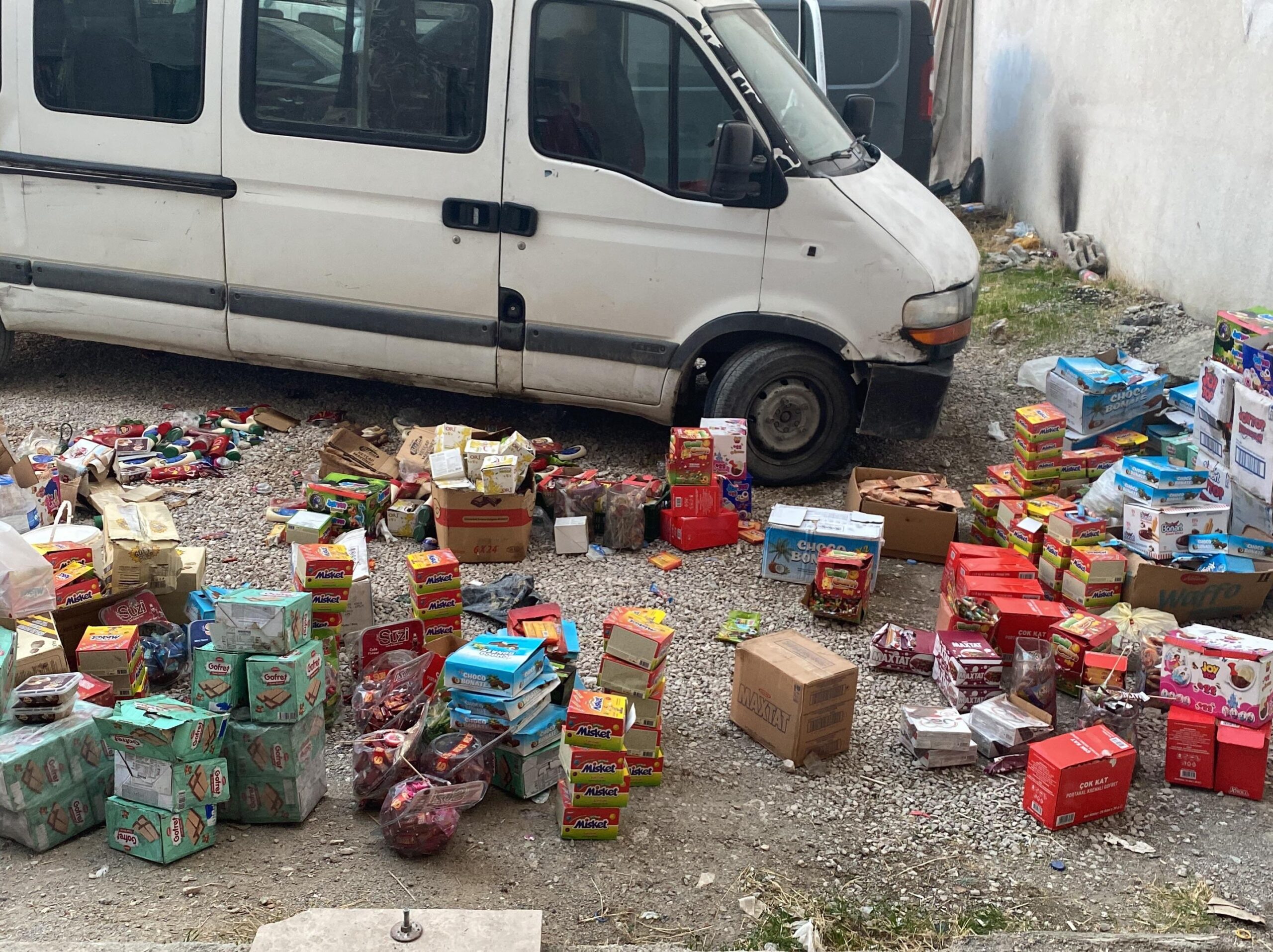 Van’ın İpekyolu ilçesinde, bir minibüste ve çevresinde çok sayıda son