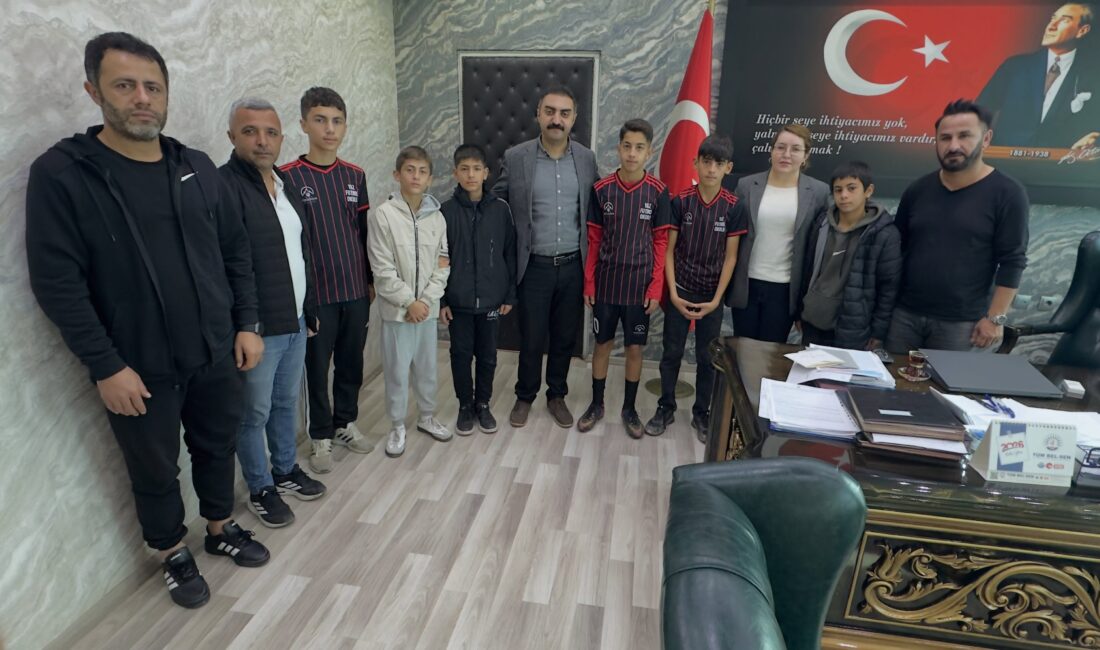 Yüksekova Belediyespor altyapısında yetişen U14 yaş grubundaki 6 futbolcu, sergiledikleri